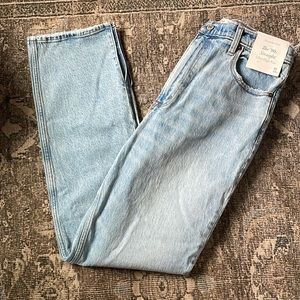 Abercrombie 90’s straight Ultra High Rise size 10R (30) Denim light wash jeans
